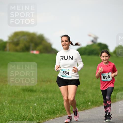10.05.2026 - 8. Wedeler Halbmarathon Dr. Thomas Lammeyer http://msf.ph/oto/9695931 10.05.2026 11:22:33 Laufen 654, 656 meine-sportfotos.de