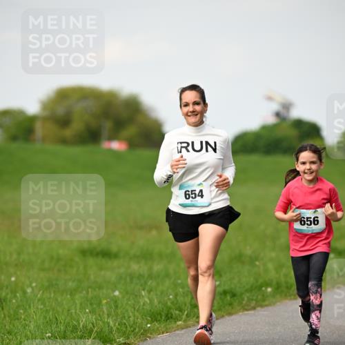 10.05.2026 - 8. Wedeler Halbmarathon Dr. Thomas Lammeyer http://msf.ph/oto/9695934 10.05.2026 11:22:33 Laufen 654, 656 meine-sportfotos.de