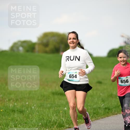 10.05.2026 - 8. Wedeler Halbmarathon Dr. Thomas Lammeyer http://msf.ph/oto/9695935 10.05.2026 11:22:34 Laufen 654, 656 meine-sportfotos.de