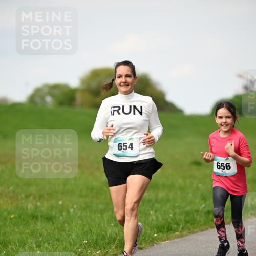 10.05.2026 - 8. Wedeler Halbmarathon Dr. Thomas Lammeyer http://msf.ph/oto/9695938 10.05.2026 11:22:34 Laufen 654, 656 meine-sportfotos.de