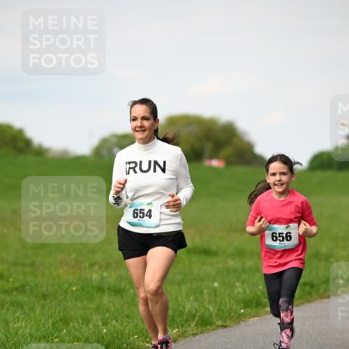 10.05.2026 - 8. Wedeler Halbmarathon Dr. Thomas Lammeyer http://msf.ph/oto/9695939 10.05.2026 11:22:35 Laufen 654, 656 meine-sportfotos.de