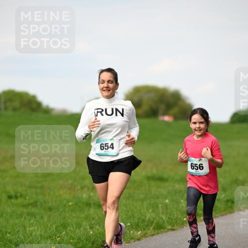 10.05.2026 - 8. Wedeler Halbmarathon Dr. Thomas Lammeyer http://msf.ph/oto/9695940 10.05.2026 11:22:35 Laufen 654, 656 meine-sportfotos.de