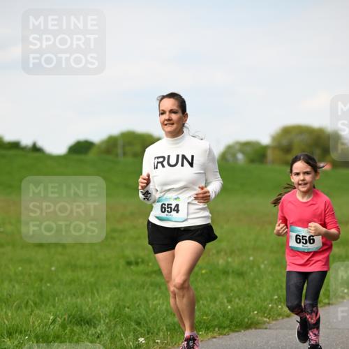 10.05.2026 - 8. Wedeler Halbmarathon Dr. Thomas Lammeyer http://msf.ph/oto/9695944 10.05.2026 11:22:35 Laufen 654, 656 meine-sportfotos.de