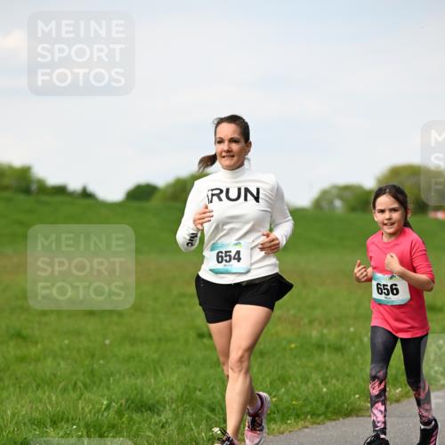 10.05.2026 - 8. Wedeler Halbmarathon Dr. Thomas Lammeyer http://msf.ph/oto/9695945 10.05.2026 11:22:35 Laufen 654, 656 meine-sportfotos.de