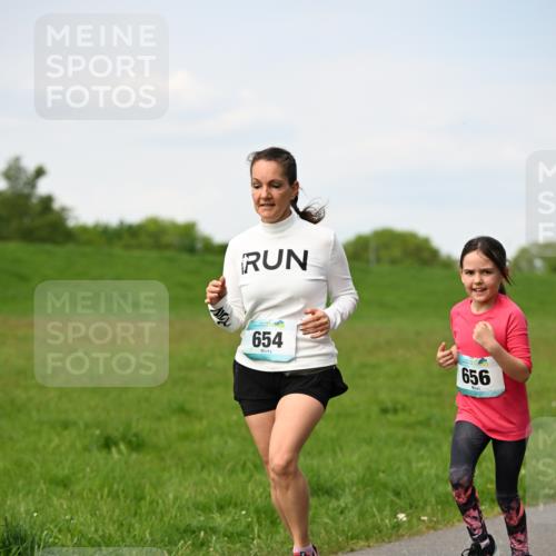 10.05.2026 - 8. Wedeler Halbmarathon Dr. Thomas Lammeyer http://msf.ph/oto/9695949 10.05.2026 11:22:36 Laufen 654, 656 meine-sportfotos.de