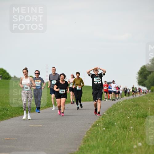 10.05.2026 - 8. Wedeler Halbmarathon Dr. Thomas Lammeyer http://msf.ph/oto/9695970 10.05.2026 11:22:43 Laufen 300, 2060, 709, 278, 701, 2208 meine-sportfotos.de