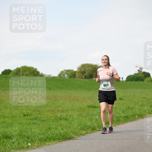10.05.2026 - 8. Wedeler Halbmarathon Dr. Thomas Lammeyer http://msf.ph/oto/9696024 10.05.2026 11:22:58 Laufen 807 meine-sportfotos.de