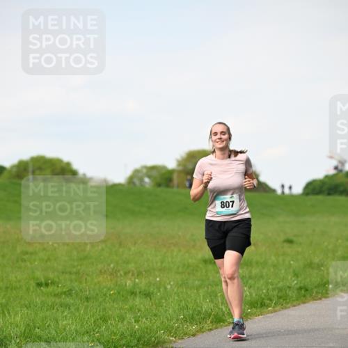 10.05.2026 - 8. Wedeler Halbmarathon Dr. Thomas Lammeyer http://msf.ph/oto/9696027 10.05.2026 11:22:58 Laufen 807 meine-sportfotos.de