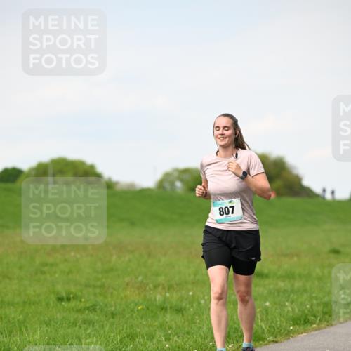 10.05.2026 - 8. Wedeler Halbmarathon Dr. Thomas Lammeyer http://msf.ph/oto/9696030 10.05.2026 11:22:59 Laufen 807 meine-sportfotos.de