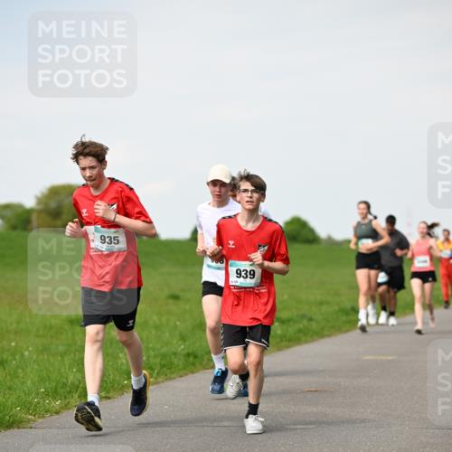 10.05.2026 - 8. Wedeler Halbmarathon Dr. Thomas Lammeyer http://msf.ph/oto/9696041 10.05.2026 11:23:01 Laufen 935, 126, 939 meine-sportfotos.de