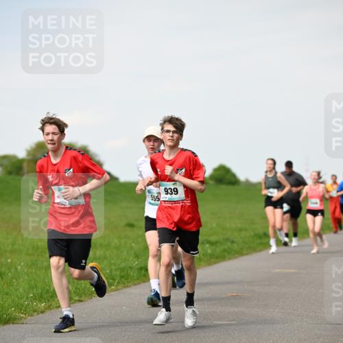 10.05.2026 - 8. Wedeler Halbmarathon Dr. Thomas Lammeyer http://msf.ph/oto/9696042 10.05.2026 11:23:01 Laufen 555, 939, 126 meine-sportfotos.de