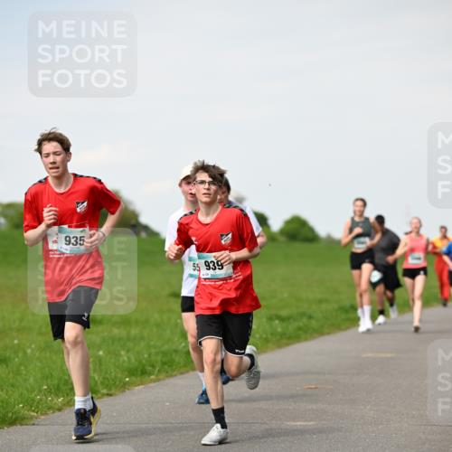 10.05.2026 - 8. Wedeler Halbmarathon Dr. Thomas Lammeyer http://msf.ph/oto/9696043 10.05.2026 11:23:02 Laufen 935, 939, 126 meine-sportfotos.de