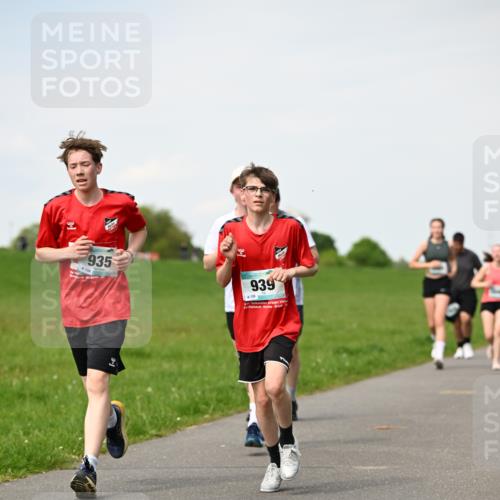 10.05.2026 - 8. Wedeler Halbmarathon Dr. Thomas Lammeyer http://msf.ph/oto/9696044 10.05.2026 11:23:02 Laufen 935, 4134, 939, 126 meine-sportfotos.de