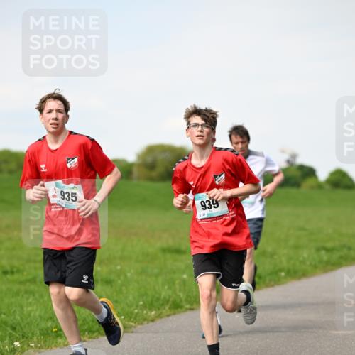 10.05.2026 - 8. Wedeler Halbmarathon Dr. Thomas Lammeyer http://msf.ph/oto/9696048 10.05.2026 11:23:02 Laufen 935, 939, 126 meine-sportfotos.de