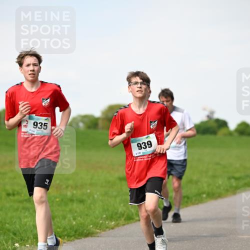 10.05.2026 - 8. Wedeler Halbmarathon Dr. Thomas Lammeyer http://msf.ph/oto/9696049 10.05.2026 11:23:02 Laufen 935, 4134, 939, 126 meine-sportfotos.de