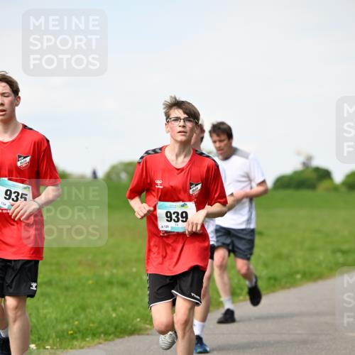 10.05.2026 - 8. Wedeler Halbmarathon Dr. Thomas Lammeyer http://msf.ph/oto/9696051 10.05.2026 11:23:03 Laufen 935, 134, 939, 126 meine-sportfotos.de