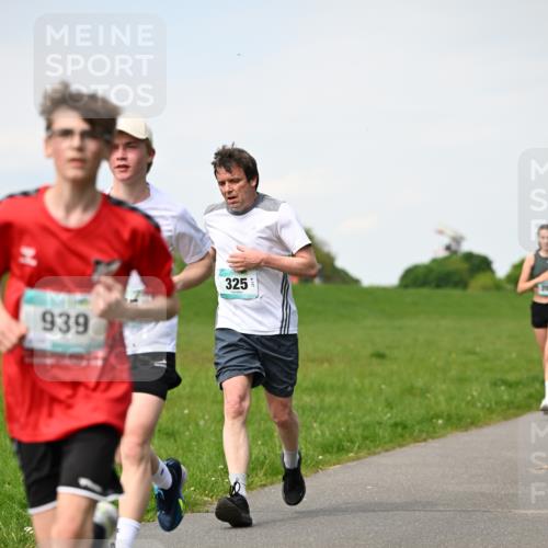 10.05.2026 - 8. Wedeler Halbmarathon Dr. Thomas Lammeyer http://msf.ph/oto/9696053 10.05.2026 11:23:03 Laufen 939, 325 meine-sportfotos.de