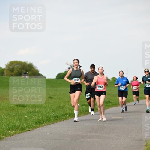 10.05.2026 - 8. Wedeler Halbmarathon Dr. Thomas Lammeyer http://msf.ph/oto/9696062 10.05.2026 11:23:05 Laufen 2065, 2042, 2098, 2101, 971 meine-sportfotos.de