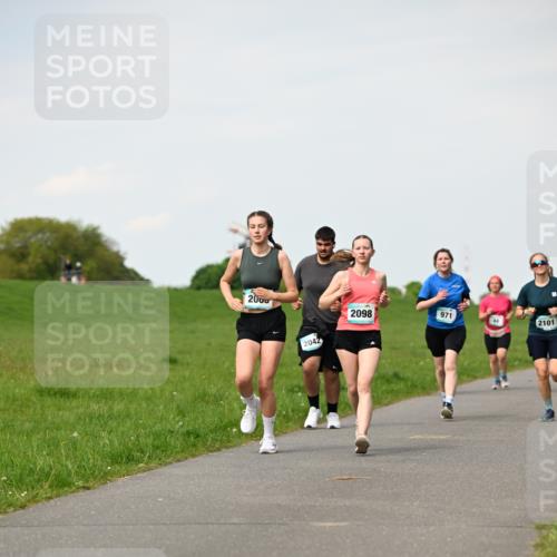 10.05.2026 - 8. Wedeler Halbmarathon Dr. Thomas Lammeyer http://msf.ph/oto/9696063 10.05.2026 11:23:05 Laufen 2000, 2042, 2098, 971, 2101 meine-sportfotos.de