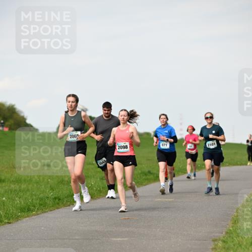 10.05.2026 - 8. Wedeler Halbmarathon Dr. Thomas Lammeyer http://msf.ph/oto/9696065 10.05.2026 11:23:06 Laufen 2065, 2098, 2042, 971, 2101 meine-sportfotos.de