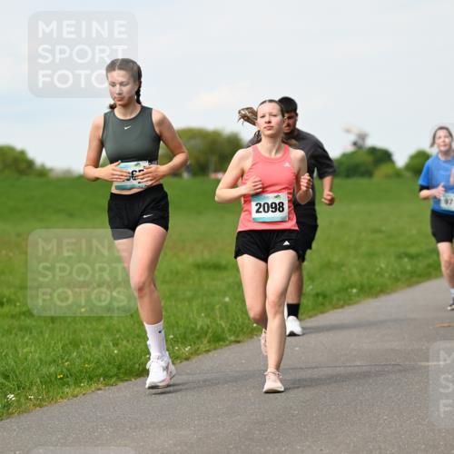 10.05.2026 - 8. Wedeler Halbmarathon Dr. Thomas Lammeyer http://msf.ph/oto/9696068 10.05.2026 11:23:08 Laufen 2098, 2101 meine-sportfotos.de