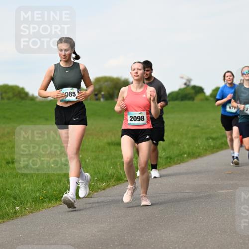 10.05.2026 - 8. Wedeler Halbmarathon Dr. Thomas Lammeyer http://msf.ph/oto/9696069 10.05.2026 11:23:08 Laufen 965, 2098, 971, 2101 meine-sportfotos.de