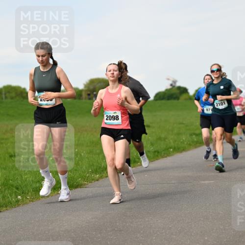 10.05.2026 - 8. Wedeler Halbmarathon Dr. Thomas Lammeyer http://msf.ph/oto/9696071 10.05.2026 11:23:09 Laufen 2098, 971, 2101 meine-sportfotos.de