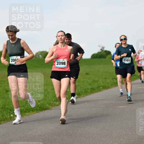 10.05.2026 - 8. Wedeler Halbmarathon Dr. Thomas Lammeyer http://msf.ph/oto/9696073 10.05.2026 11:23:09 Laufen 206, 2101, 2098 meine-sportfotos.de