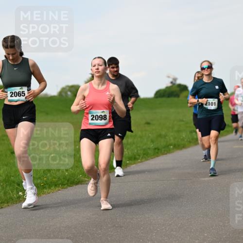 10.05.2026 - 8. Wedeler Halbmarathon Dr. Thomas Lammeyer http://msf.ph/oto/9696074 10.05.2026 11:23:09 Laufen 2065, 2098, 101 meine-sportfotos.de