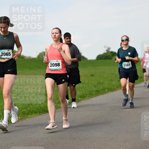 10.05.2026 - 8. Wedeler Halbmarathon Dr. Thomas Lammeyer http://msf.ph/oto/9696075 10.05.2026 11:23:09 Laufen 2065, 2098, 2101 meine-sportfotos.de