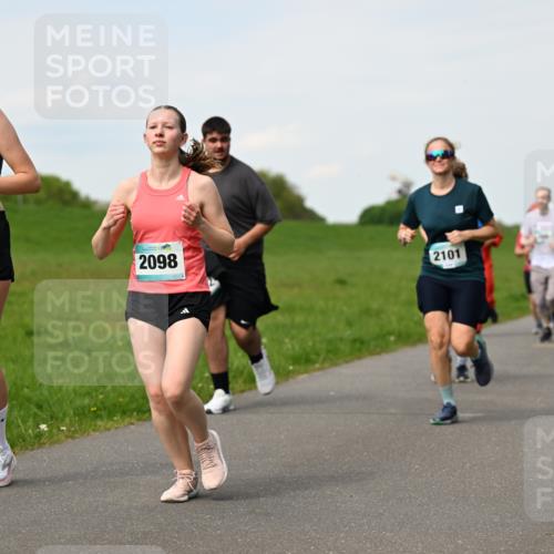10.05.2026 - 8. Wedeler Halbmarathon Dr. Thomas Lammeyer http://msf.ph/oto/9696077 10.05.2026 11:23:09 Laufen 2098, 2101 meine-sportfotos.de