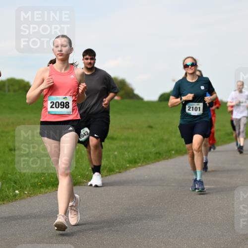 10.05.2026 - 8. Wedeler Halbmarathon Dr. Thomas Lammeyer http://msf.ph/oto/9696078 10.05.2026 11:23:10 Laufen 2098, 042, 2101 meine-sportfotos.de