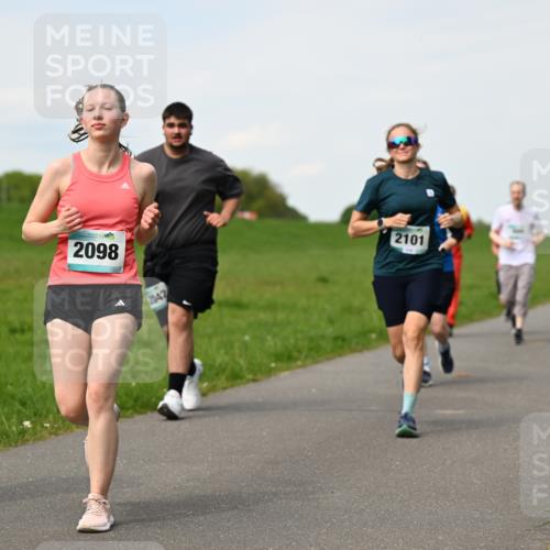 10.05.2026 - 8. Wedeler Halbmarathon Dr. Thomas Lammeyer http://msf.ph/oto/9696079 10.05.2026 11:23:10 Laufen 2098, 2042, 2101 meine-sportfotos.de