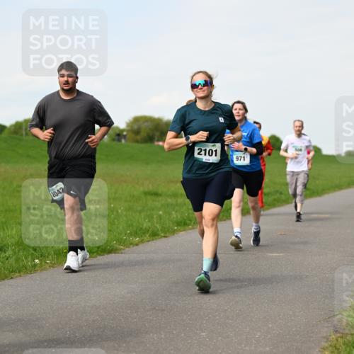10.05.2026 - 8. Wedeler Halbmarathon Dr. Thomas Lammeyer http://msf.ph/oto/9696080 10.05.2026 11:23:10 Laufen 2098, 2042, 2101, 971 meine-sportfotos.de