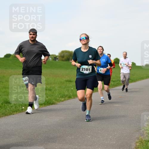 10.05.2026 - 8. Wedeler Halbmarathon Dr. Thomas Lammeyer http://msf.ph/oto/9696081 10.05.2026 11:23:10 Laufen 2098, 2042, 2101 meine-sportfotos.de