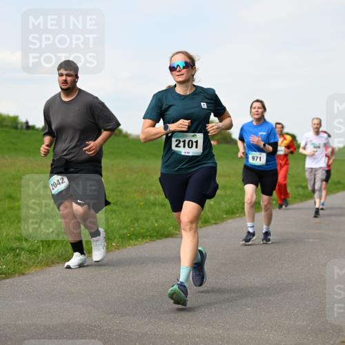 10.05.2026 - 8. Wedeler Halbmarathon Dr. Thomas Lammeyer http://msf.ph/oto/9696085 10.05.2026 11:23:11 Laufen 2042, 2101, 971 meine-sportfotos.de