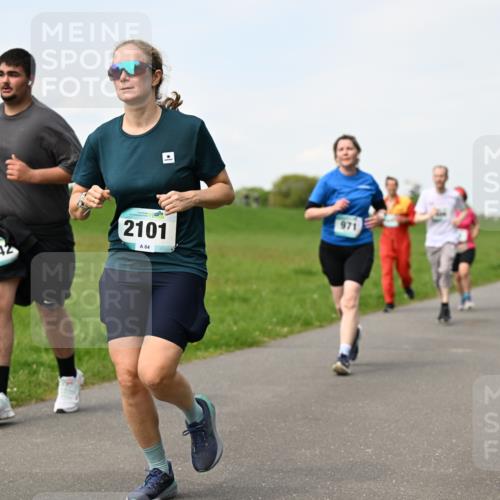 10.05.2026 - 8. Wedeler Halbmarathon Dr. Thomas Lammeyer http://msf.ph/oto/9696089 10.05.2026 11:23:12 Laufen 2042, 2101, 971 meine-sportfotos.de