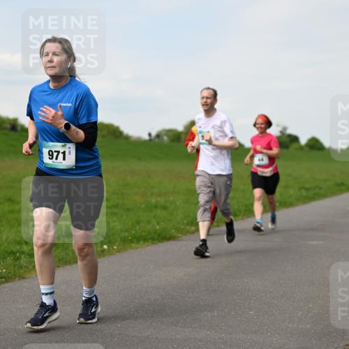 10.05.2026 - 8. Wedeler Halbmarathon Dr. Thomas Lammeyer http://msf.ph/oto/9696099 10.05.2026 11:23:13 Laufen 971 meine-sportfotos.de