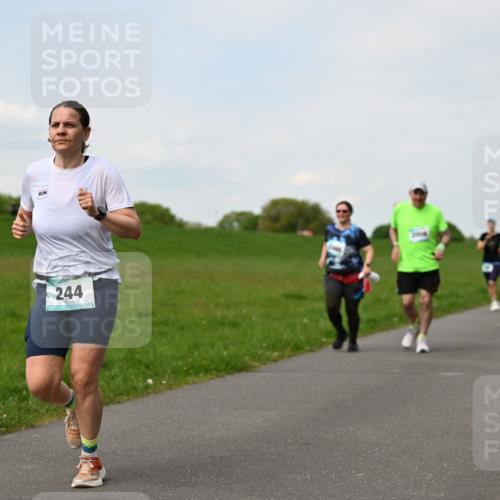 10.05.2026 - 8. Wedeler Halbmarathon Dr. Thomas Lammeyer http://msf.ph/oto/9696199 10.05.2026 11:23:44 Laufen 244 meine-sportfotos.de