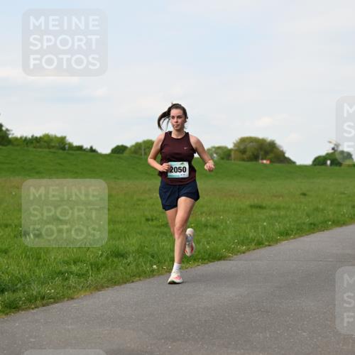 10.05.2026 - 8. Wedeler Halbmarathon Dr. Thomas Lammeyer http://msf.ph/oto/9696326 10.05.2026 11:24:16 Laufen 2050 meine-sportfotos.de