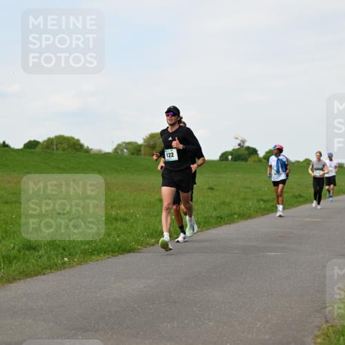 10.05.2026 - 8. Wedeler Halbmarathon Dr. Thomas Lammeyer http://msf.ph/oto/9696341 10.05.2026 11:24:20 Laufen 122 meine-sportfotos.de