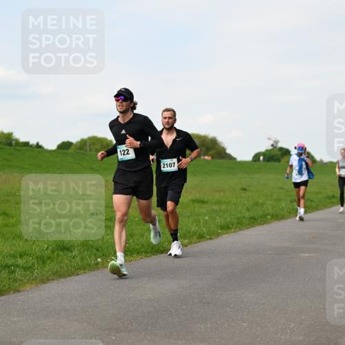 10.05.2026 - 8. Wedeler Halbmarathon Dr. Thomas Lammeyer http://msf.ph/oto/9696347 10.05.2026 11:24:21 Laufen 122, 2107 meine-sportfotos.de