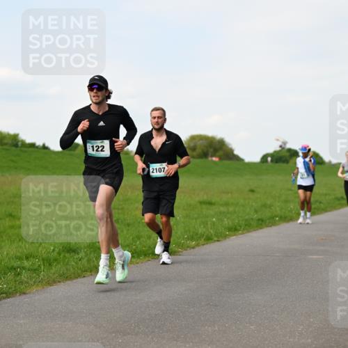 10.05.2026 - 8. Wedeler Halbmarathon Dr. Thomas Lammeyer http://msf.ph/oto/9696349 10.05.2026 11:24:21 Laufen 122, 2107 meine-sportfotos.de