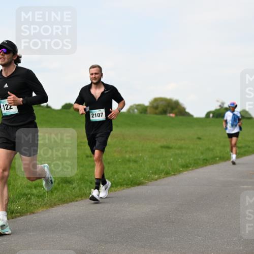 10.05.2026 - 8. Wedeler Halbmarathon Dr. Thomas Lammeyer http://msf.ph/oto/9696350 10.05.2026 11:24:21 Laufen 122, 2107 meine-sportfotos.de