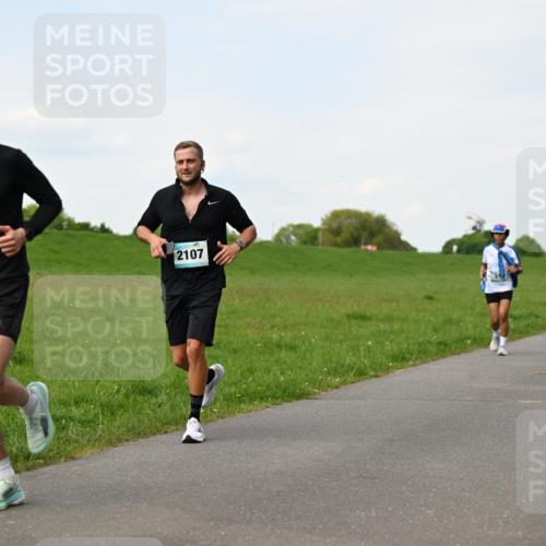 10.05.2026 - 8. Wedeler Halbmarathon Dr. Thomas Lammeyer http://msf.ph/oto/9696351 10.05.2026 11:24:22 Laufen 122, 2107, 2117 meine-sportfotos.de