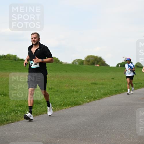 10.05.2026 - 8. Wedeler Halbmarathon Dr. Thomas Lammeyer http://msf.ph/oto/9696353 10.05.2026 11:24:22 Laufen 2107 meine-sportfotos.de
