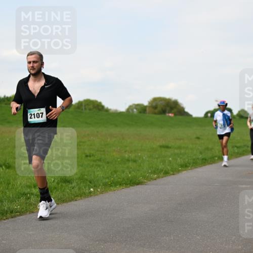 10.05.2026 - 8. Wedeler Halbmarathon Dr. Thomas Lammeyer http://msf.ph/oto/9696354 10.05.2026 11:24:22 Laufen 2107 meine-sportfotos.de
