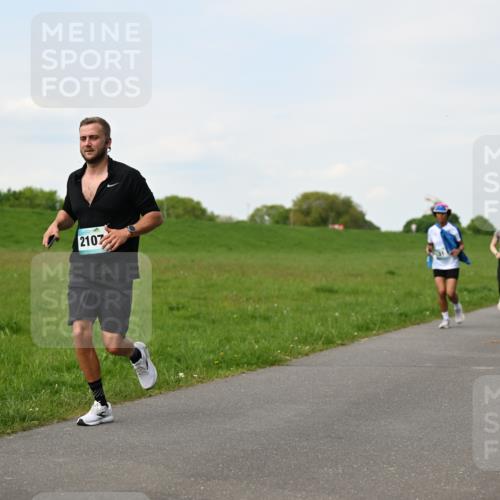 10.05.2026 - 8. Wedeler Halbmarathon Dr. Thomas Lammeyer http://msf.ph/oto/9696355 10.05.2026 11:24:22 Laufen 2107 meine-sportfotos.de
