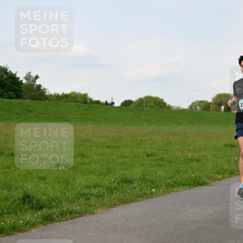 10.05.2026 - 8. Wedeler Halbmarathon Dr. Thomas Lammeyer http://msf.ph/oto/9696505 10.05.2026 11:25:04 Laufen 2195 meine-sportfotos.de