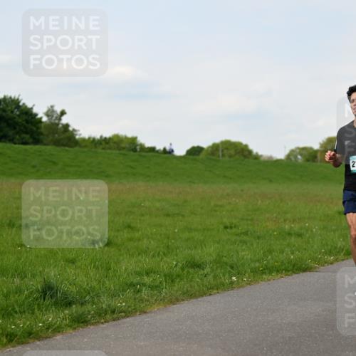 10.05.2026 - 8. Wedeler Halbmarathon Dr. Thomas Lammeyer http://msf.ph/oto/9696506 10.05.2026 11:25:04 Laufen 219 meine-sportfotos.de